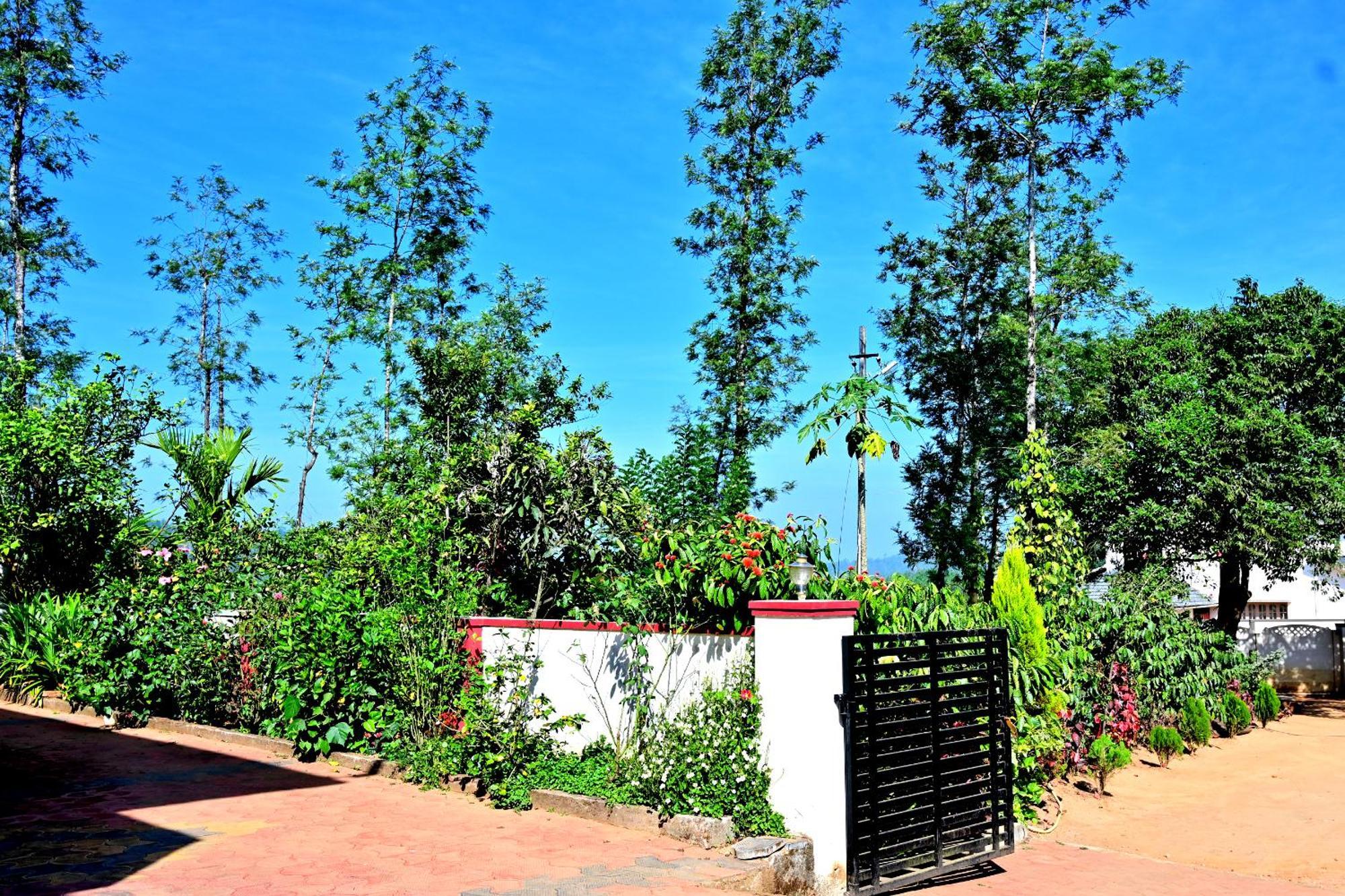 Hulihara Homestay - Full Villa, Coffee Estate & Balcony View Szaklespur Kültér fotó